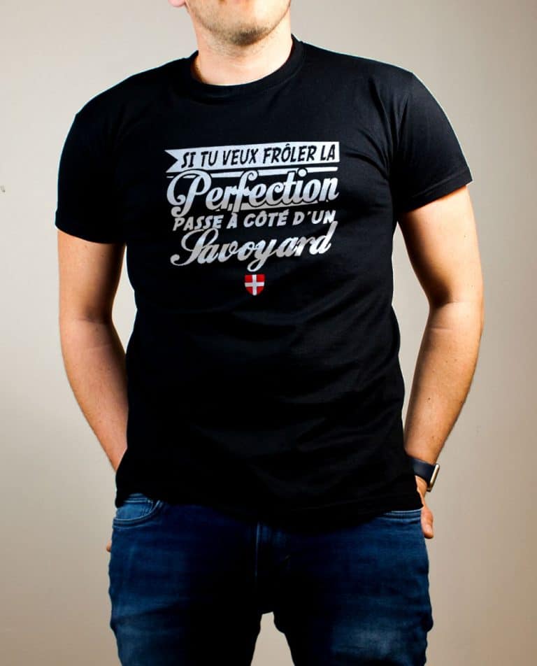 T-shirt Savoie : Frôle la perfection passe à côté d'un Savoyard homme noir