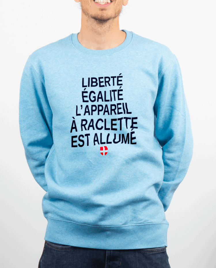 Pull Homme bleu ciel LIBERTE EGALITE LAPPAREIL A RACLETTE EST ALLUME