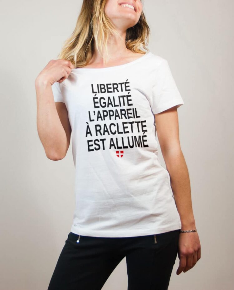 T-shirt Savoie : Liberté Égalité Appareil à Raclette Allumé femme blanc