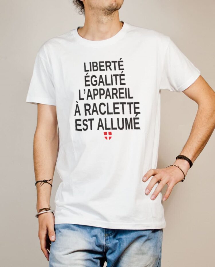 T-shirt Savoie : Liberté Égalité Appareil à Raclette Allumé homme blanc