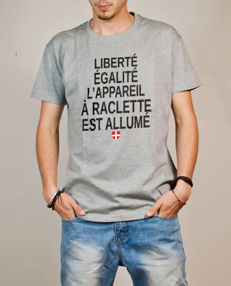 T-shirt Savoie : Liberté Égalité Appareil à Raclette Allumé homme gris