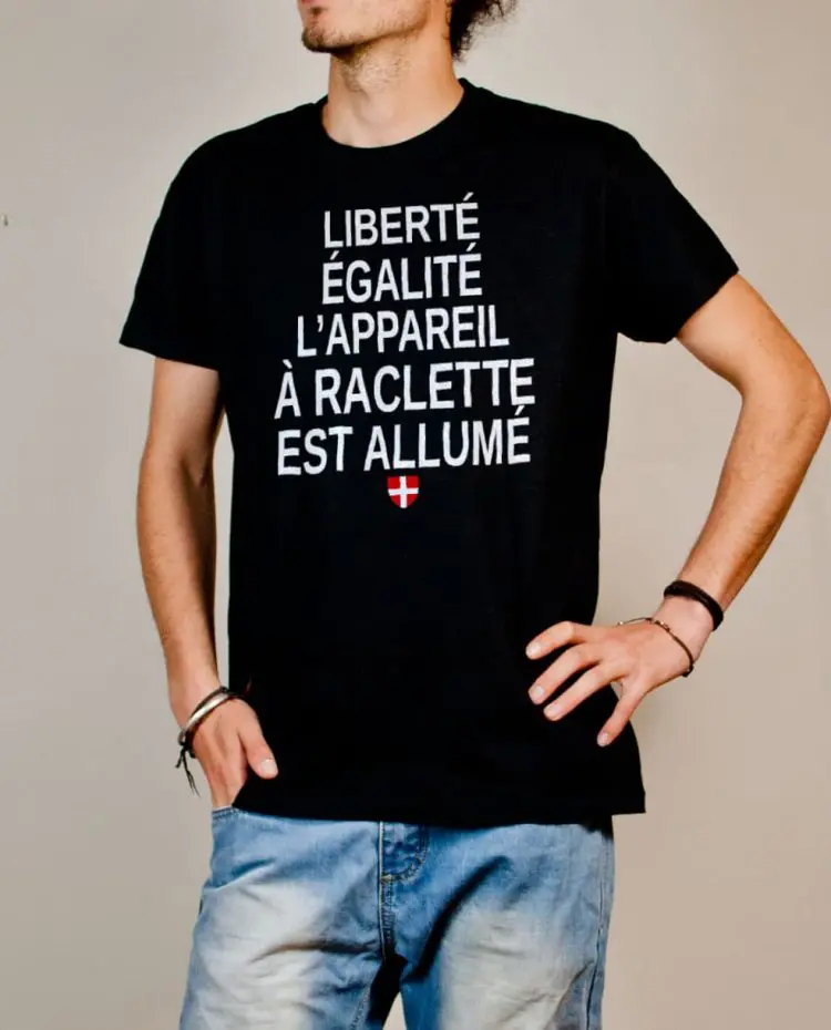 T-shirt Savoie : Liberté Égalité Appareil à Raclette Allumé homme noir
