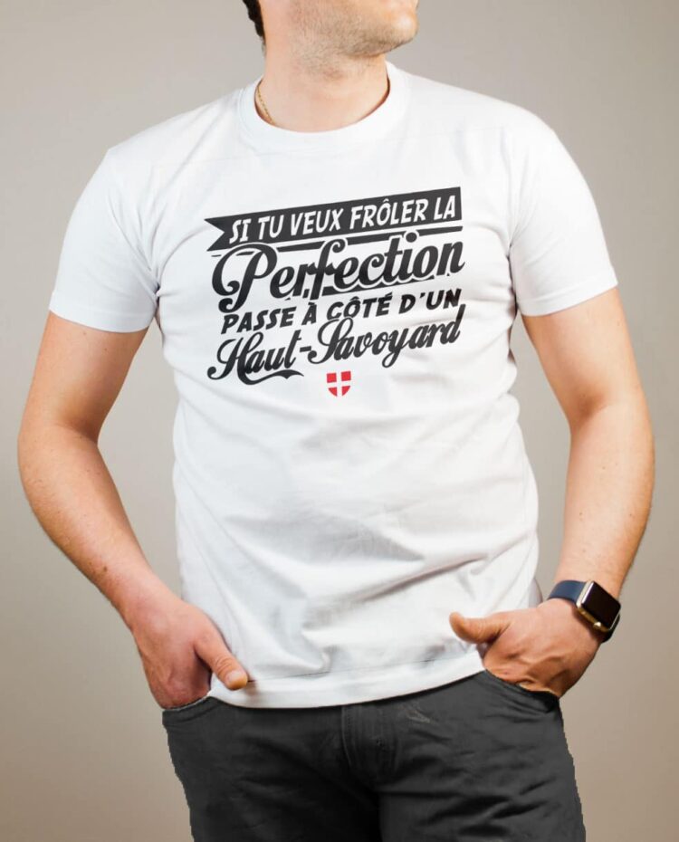 T-shirt Haute-Savoie : Frôle la perfection passe à côté d'un Haut-Savoyard homme blanc