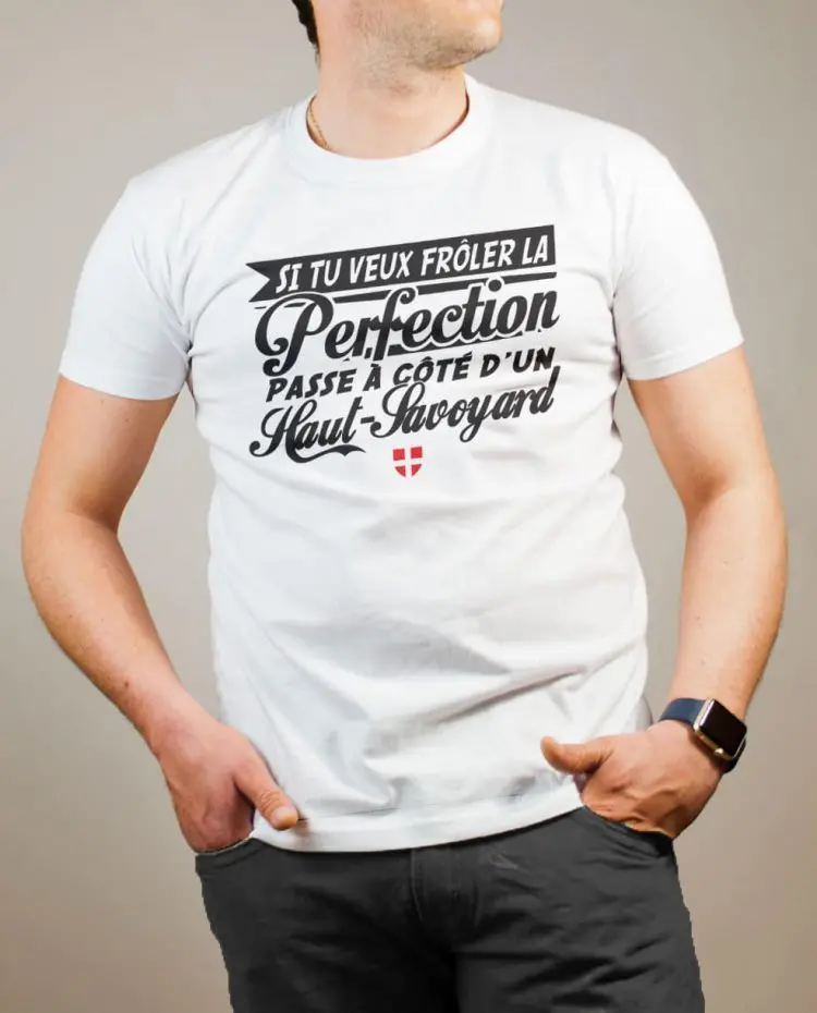 T-shirt Haute-Savoie : Frôle la perfection passe à côté d'un Haut-Savoyard homme blanc