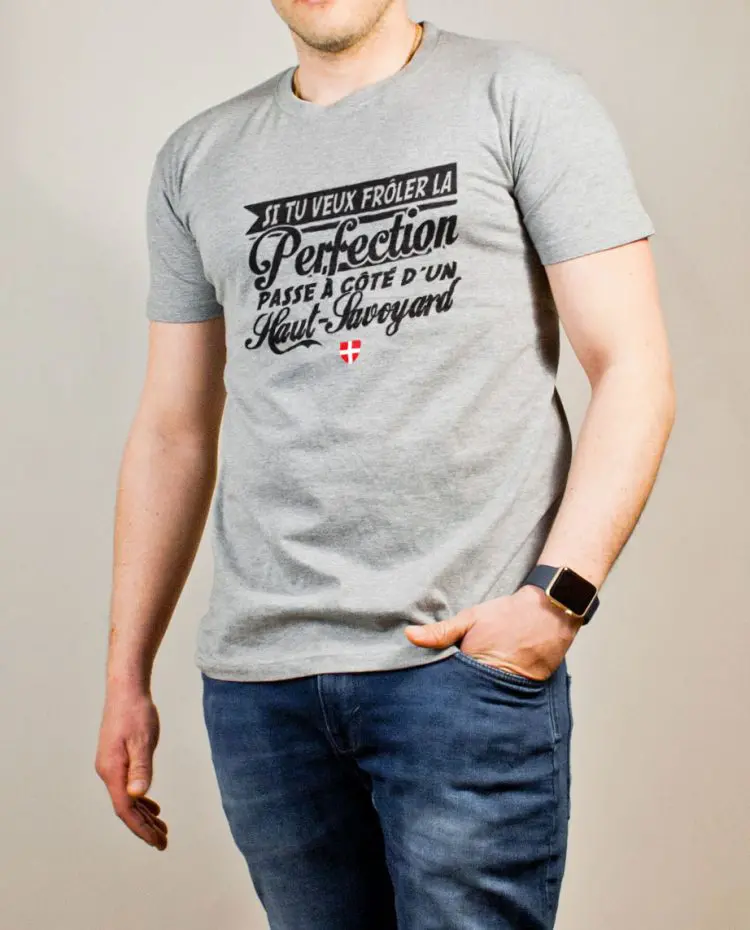 T-shirt Haute-Savoie : Frôle la perfection passe à côté d'un Haut-Savoyard homme gris