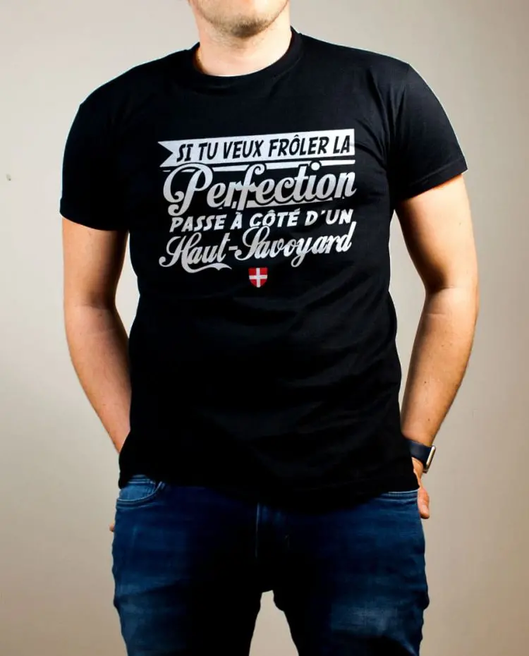 T-shirt Haute-Savoie : Frôle la perfection passe à côté d'un Haut-Savoyard homme noir
