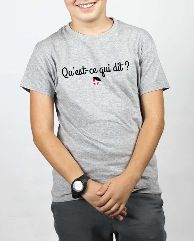 T SHIRT GARCON GRIS quest ce qui dit